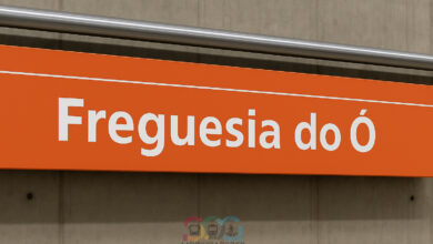 Placa laranja da Estação Freguesia do Ó, da Linha 6-Laranja, fixada em parede de concreto; imagem ilustrativa da matéria.