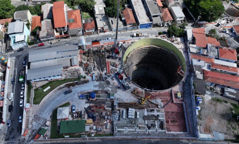 Obras da Estação Itaberaba-Hospital Vila Penteado, a mais profunda da América Latina, em andamento na zona norte de São Paulo.
