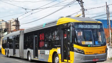 Ônibus da SPTrans com destino à Praça do Correio em São Paulo.