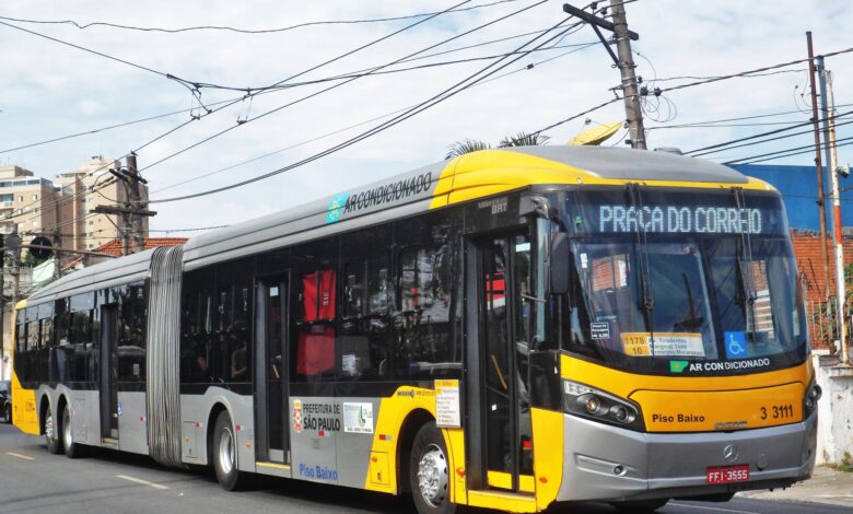 Ônibus da SPTrans com destino à Praça do Correio em São Paulo.