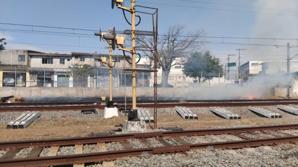 Incêndio atingiu caixa de sinalização entre as estações Itaim Paulista e Helena-Vila Mara da linha 12 da CPTM — Foto: CPTM/Divulgação