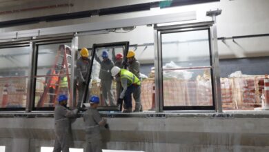 Instalação das portas de plataforma na Linha 6-Laranja do metrô de São Paulo, com equipe trabalhando no local.
