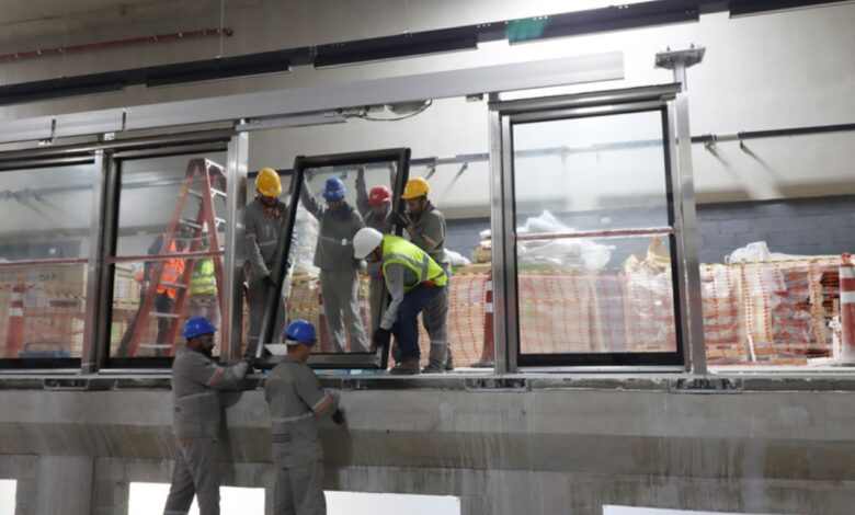 Instalação das portas de plataforma na Linha 6-Laranja do metrô de São Paulo, com equipe trabalhando no local.