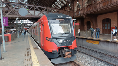 Imagem do trem da CPTM na estação, destacando a modernização e o transporte público.