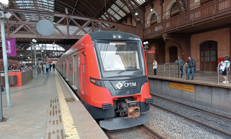 Imagem do trem da CPTM na estação, destacando a modernização e o transporte público.