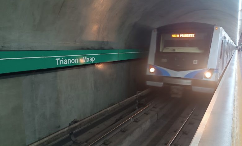 Imagem de trem da Linha 2-Verde no Metrô de São Paulo na estação Trianon-Masp.
