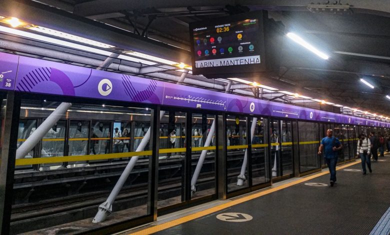 Imagem da estação da linha 5-Lilás do metrô de São Paulo com portas de plataforma e painel de informações, destacando a cobertura 5G.