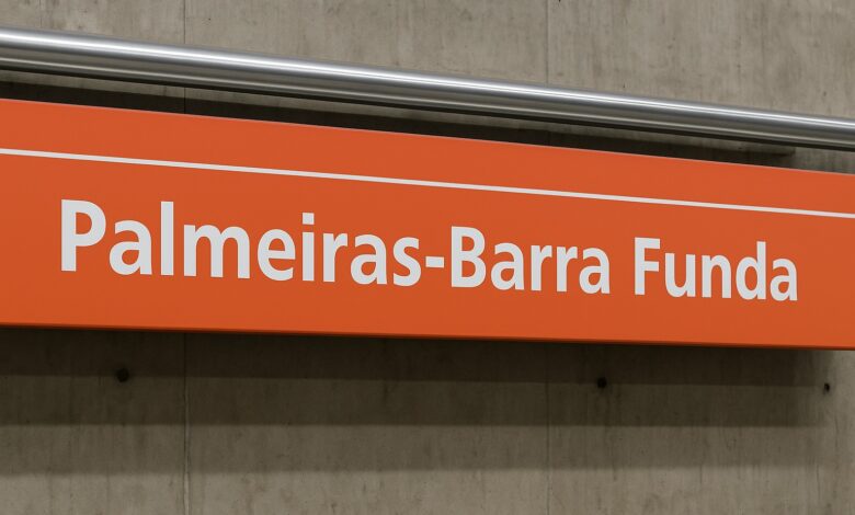 Sinalização da estação Palmeiras–Barra Funda, agora atendida pela Linha 11-Coral da CPTM