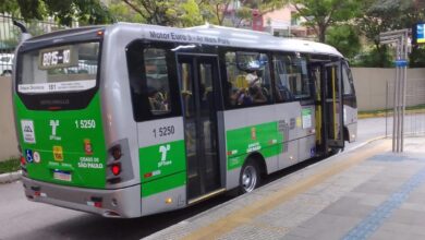 Ônibus da linha 8015-10 da SPTrans com horário ampliado, na plataforma de embarque.