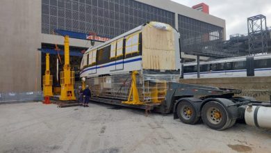 A BYD Skyrail fabricou o trem na China e o transportou em uma operação logística complexa. O transporte usou oito carretas: cinco para os vagões e três para as estruturas de conexão. O quarto trem já chegou ao Porto de Santos e será transportado para São Paulo em breve. Cada trem transporta até 616 passageiros, distribuídos em cinco carros. Eles incluem tecnologias avançadas, como câmeras de vigilância, ar-condicionado, iluminação em LED, sistema de combate a incêndio e intercomunicador integrado ao Centro de Controle Operacional (CCO). Uma inovação importante é o sistema de baterias, que permite ao trem operar por até 8 km, mesmo sem energia elétrica.
