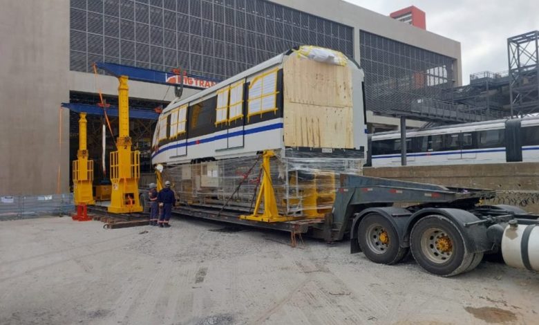 A BYD Skyrail fabricou o trem na China e o transportou em uma operação logística complexa. O transporte usou oito carretas: cinco para os vagões e três para as estruturas de conexão. O quarto trem já chegou ao Porto de Santos e será transportado para São Paulo em breve. Cada trem transporta até 616 passageiros, distribuídos em cinco carros. Eles incluem tecnologias avançadas, como câmeras de vigilância, ar-condicionado, iluminação em LED, sistema de combate a incêndio e intercomunicador integrado ao Centro de Controle Operacional (CCO). Uma inovação importante é o sistema de baterias, que permite ao trem operar por até 8 km, mesmo sem energia elétrica.