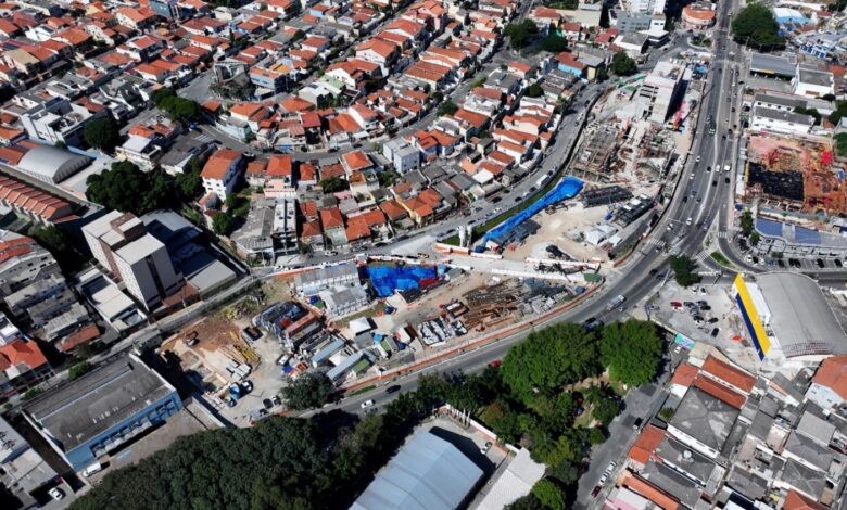 Vista aérea das obras da Estação João Paulo I, da Linha 6-Laranja, em andamento na Avenida Miguel Conejo, na Freguesia do Ó.