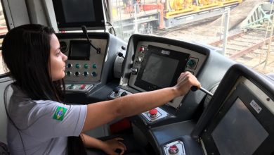 Aluna em treinamento no curso gratuito de operador de trem da ViaMobilidade e SENAI em São Paulo