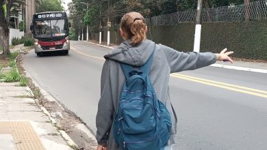 Passageira sinaliza ônibus da linha 807M-10, uma das afetadas pela operação especial da SPTrans no jogo do Morumbi.