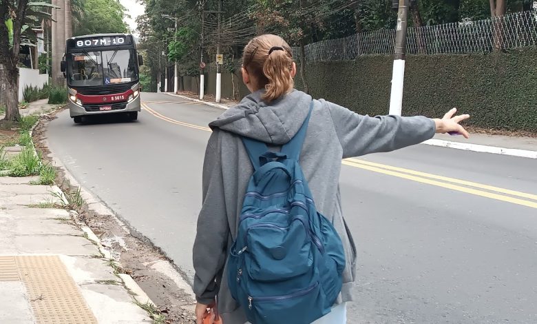 Passageira sinaliza ônibus da linha 807M-10, uma das afetadas pela operação especial da SPTrans no jogo do Morumbi.