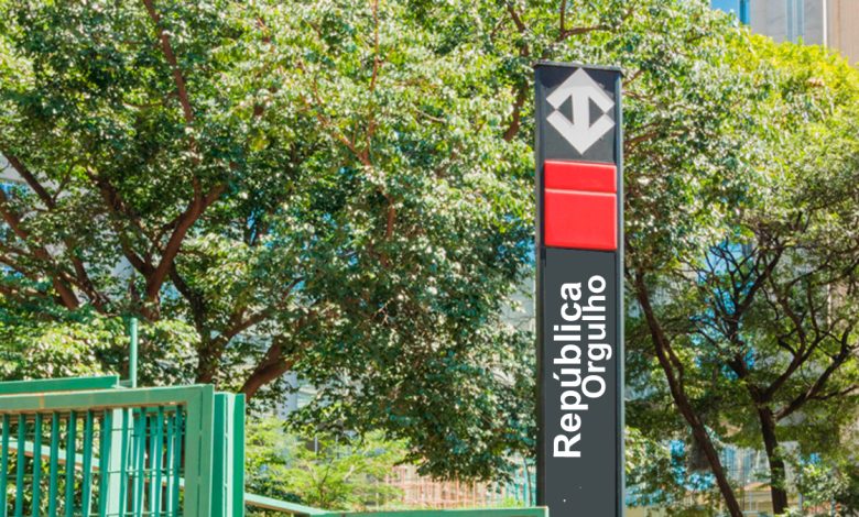 Imagem ilustrativa de uma placa de estação de metrô com o nome 