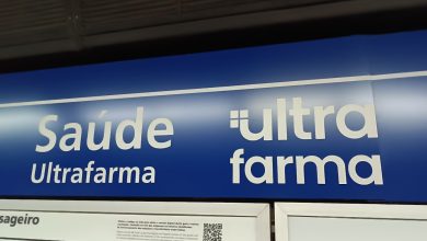 Placa da estação Saúde do Metrô de São Paulo com o nome Ultrafarma.