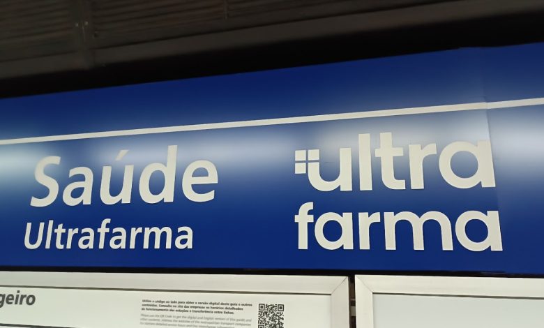 Placa da estação Saúde do Metrô de São Paulo com o nome Ultrafarma.