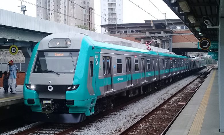 Trem da ViaMobilidade circulando na Linha 9-Esmeralda, parte da manutenção programada para melhorar a infraestrutura.