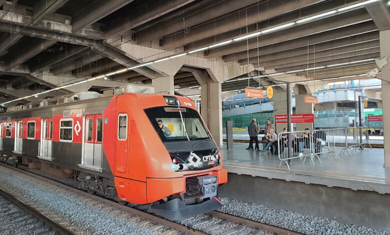 Trem da CPTM passando pela estação palmeiras-barra funda, com com o fim do serviço 710
