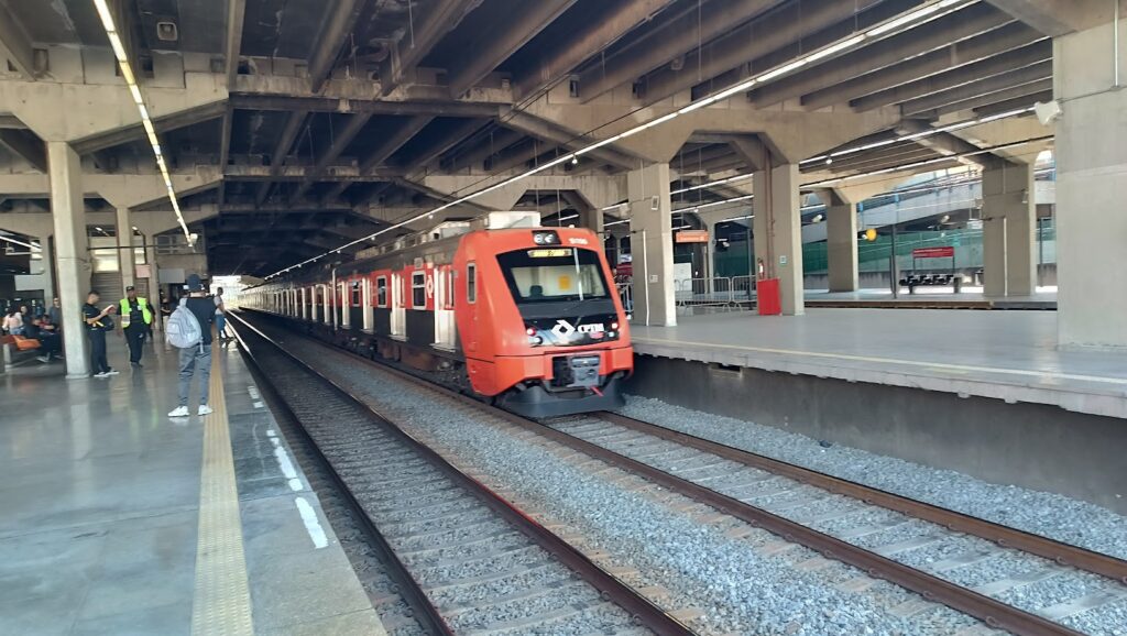 Trem da CPTM fabricante CAF passando pela estação PALMEIRAS BARRA FUNDA