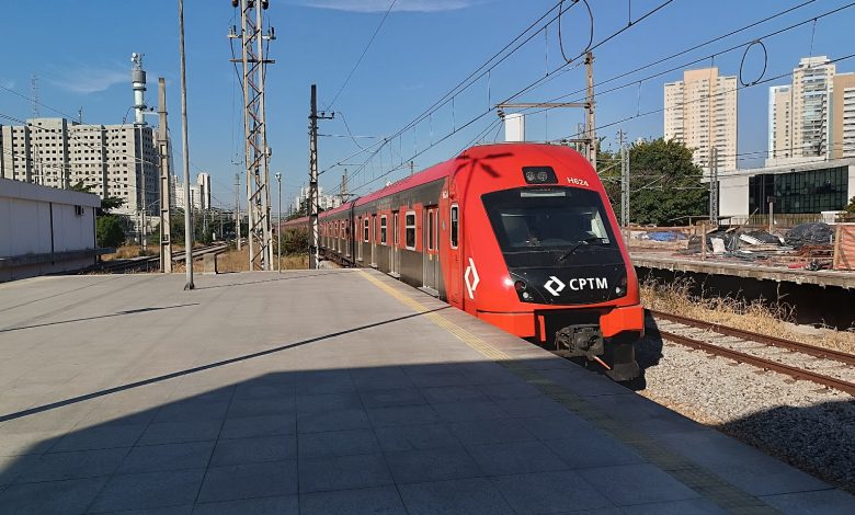 Trem da CPTM em plataforma, representando o Serviço 710.