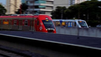 Imagem de trens da CPTM e Metrô de São Paulo em movimento, parte do mapa do metrô e trens de São Paulo.