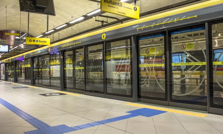 Estação de metrô com transporte sobre trilhos, mostrando plataforma e trem.