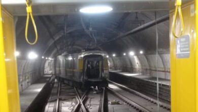 Trem da Linha 4-Amarela descarrilado no túnel; circulação interrompida.