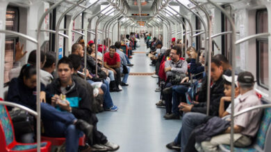 Imagem de um vagão de trem da CPTM com passageiros, representando as alterações na circulação da CPTM.