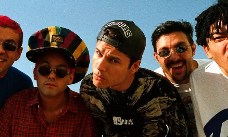 Integrantes da banda Mamonas Assassinas, em foto histórica, representando a proposta de renomear estação do metrô em homenagem à banda.