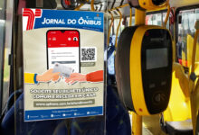 Cartaz do Jornal do Ônibus em coletivo mostra como solicitar o Bilhete Único pela internet e receber em casa.