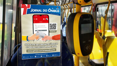 Cartaz do Jornal do Ônibus em coletivo mostra como solicitar o Bilhete Único pela internet e receber em casa.