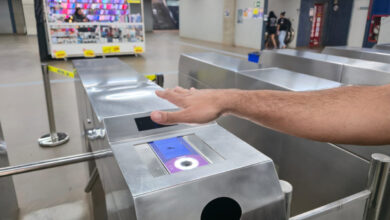 Imagem mostrando teste de biometria pela palma da mão em catraca no Metrô-DF.