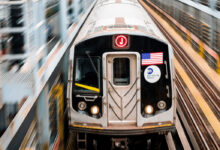 Trem da linha J no metrô de Nova York, cenário da ação de Cardi B no lançamento do novo álbum.