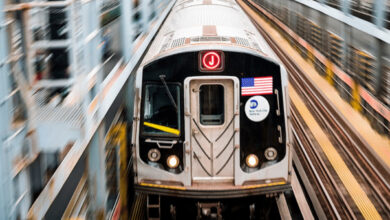 Trem da linha J no metrô de Nova York, cenário da ação de Cardi B no lançamento do novo álbum.