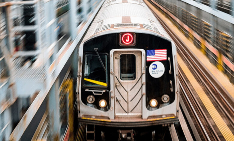 Trem da linha J no metrô de Nova York, cenário da ação de Cardi B no lançamento do novo álbum.