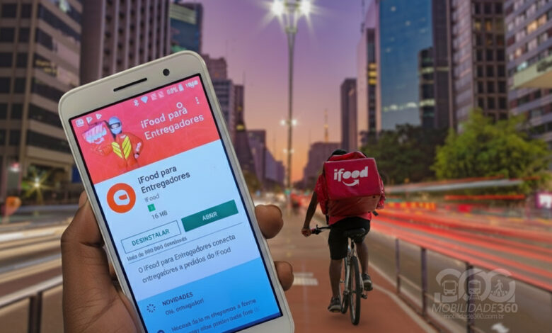 Mão segura celular com app do iFood em frente a um entregador ciclista, representando a rotina que usará o chip iFood para entregadores.