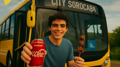 Passageiro de Sorocaba segurando Coca-Cola e churrasquinho grátis em frente ao ônibus expressos da cidade.