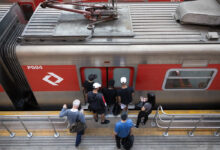 Passageiros aguardam embarque em trem da CPTM em São Paulo durante obras no fim de semana