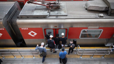 Passageiros aguardam embarque em trem da CPTM em São Paulo durante obras no fim de semana