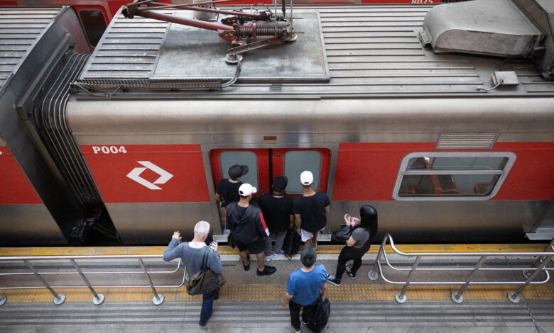 Passageiros aguardam embarque em trem da CPTM em São Paulo durante obras no fim de semana