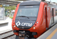 Trem da CPTM parado na estação em São Paulo, ilustrando matéria sobre edital CPTM 2025 com vagas em diferentes áreas.