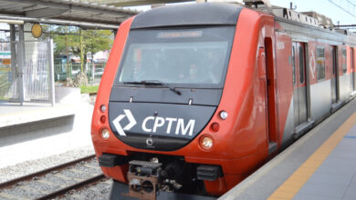 Trem da CPTM parado na estação em São Paulo, ilustrando matéria sobre edital CPTM 2025 com vagas em diferentes áreas.