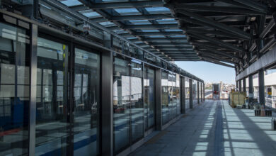 Estação da Linha 17-Ouro com portas de plataforma de vidro fechadas, via vazia e estrutura metálica.