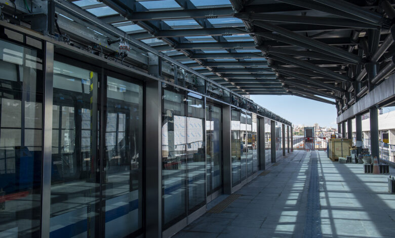 Estação da Linha 17-Ouro com portas de plataforma de vidro fechadas, via vazia e estrutura metálica.