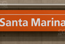 Placa laranja “Santa Marina”, sinalização da Estação Santa Marina da Linha 6-Laranja.