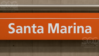 Placa laranja “Santa Marina”, sinalização da Estação Santa Marina da Linha 6-Laranja.