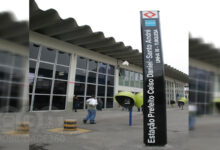 Fachada da Estação Santo André, que receberá obras de acessibilidade da CPTM, com totem de identificação da Linha 10-Turquesa.