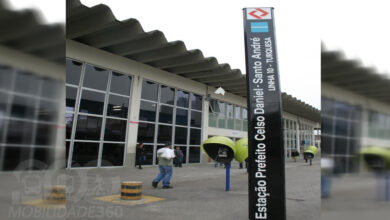 Fachada da Estação Santo André, que receberá obras de acessibilidade da CPTM, com totem de identificação da Linha 10-Turquesa.